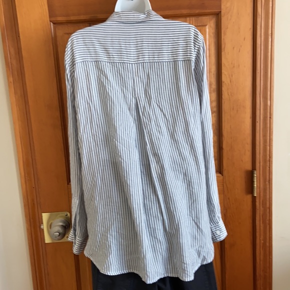 Lightweight blouse button up front sizeXL - Picture 2 of 4